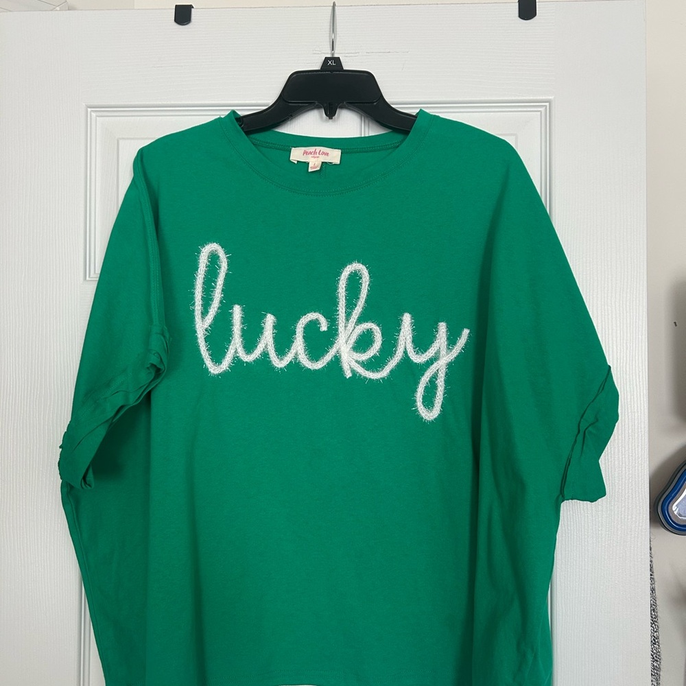 PEACH LOVE Green 'Lucky' Graphic Tee